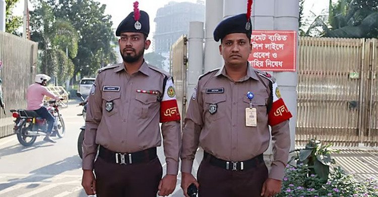 নতুন পোশাক পেল পুলিশ সদস্যরা